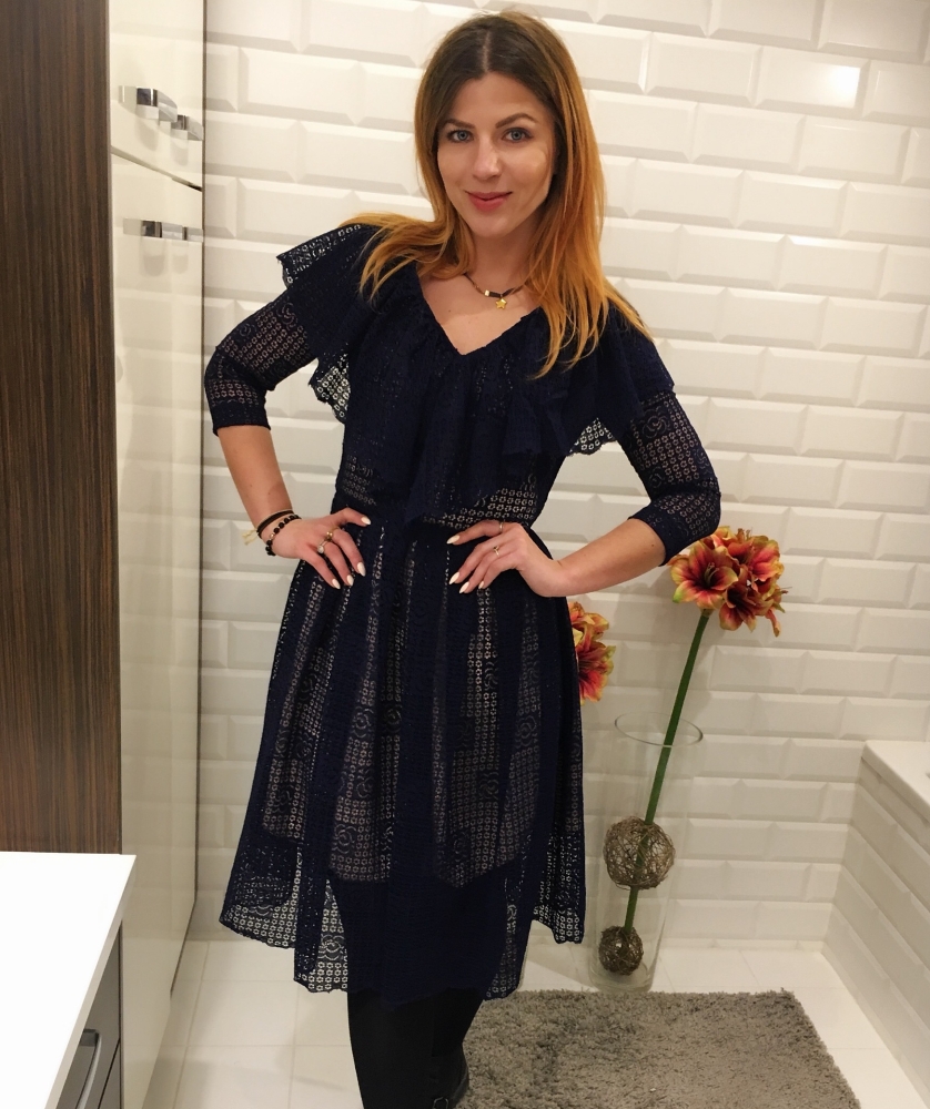 Granatowa sukienka midi z gipiury z głębokim dekoltem Delice Swing