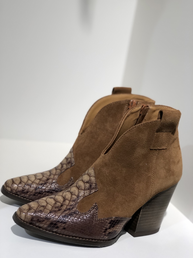 Brązowe zamszowe kowboje z krokodylą skórą