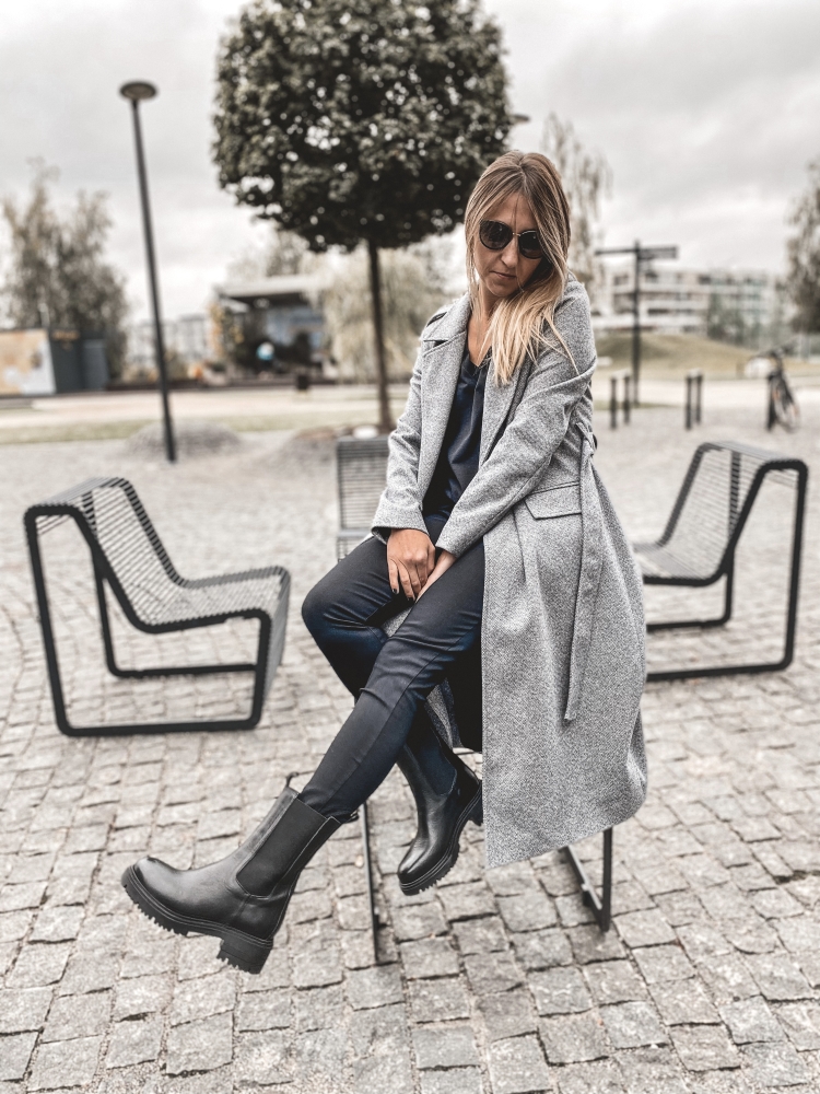 Czarne skórzane botki do połowy łydki z gumą 