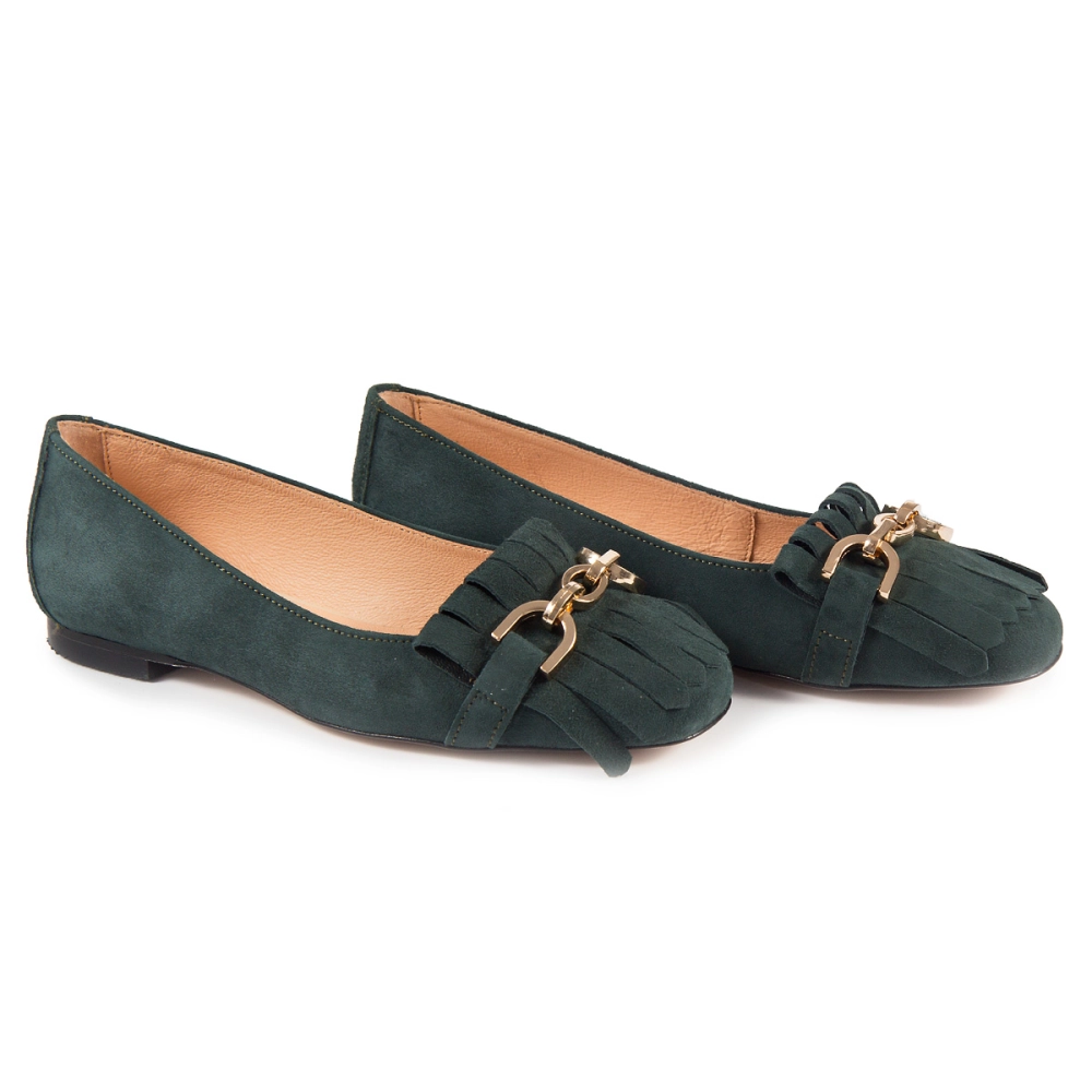 Zielone zamszowe mokasyny ze złotą klamrą