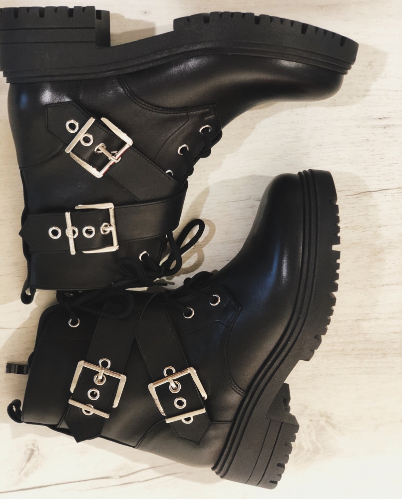 Czarne skórzane trapery kamasze z klamerkami 