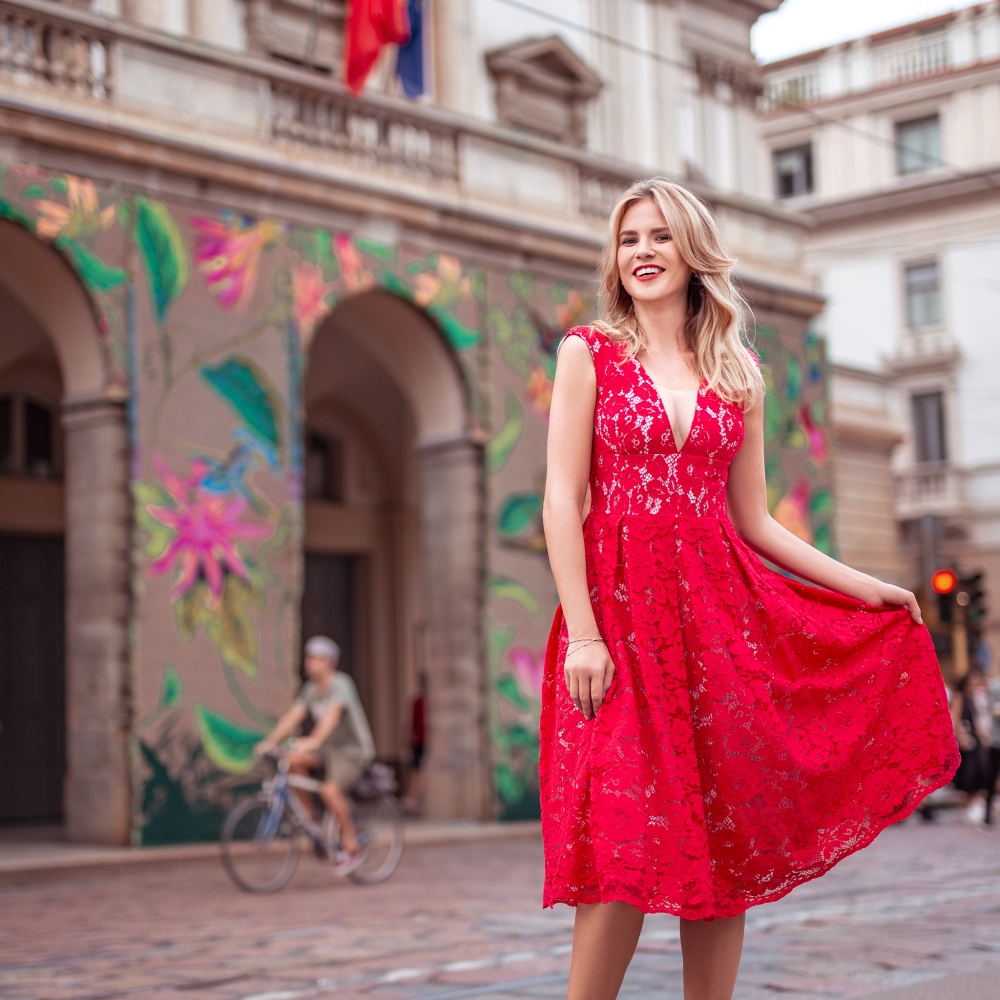 Czerwona sukienka midi z głębokim dekoltem Ramona II Swing