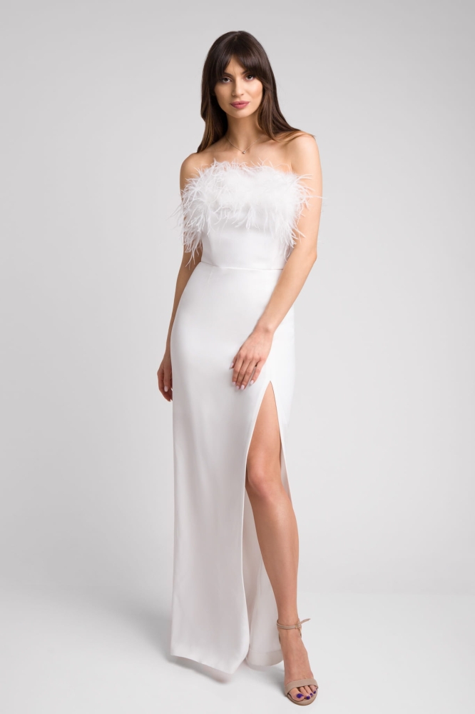 Biała długa sukienka z głębokim rozporkiem bez ramiączek z piórami Linett  Maxi by Swing