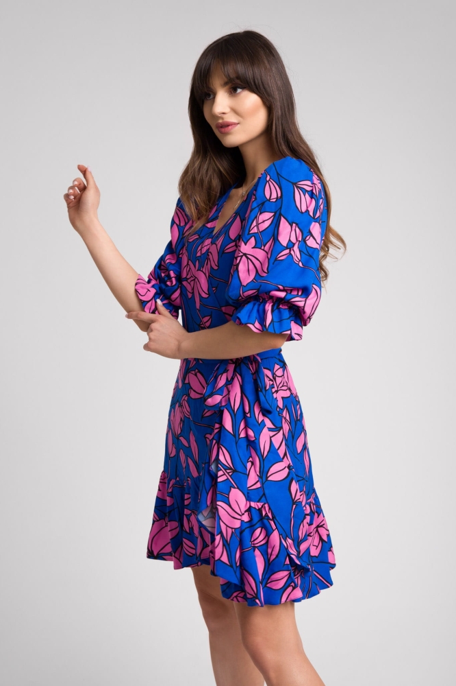 Kopertowa sukienka w granatowo-różowy wzór z bufiastymi rękawkami i falbankami Sophia by Swing