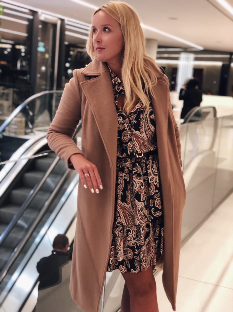 Rozpinana wzorzysta sukienka z falbanami Blake Swing