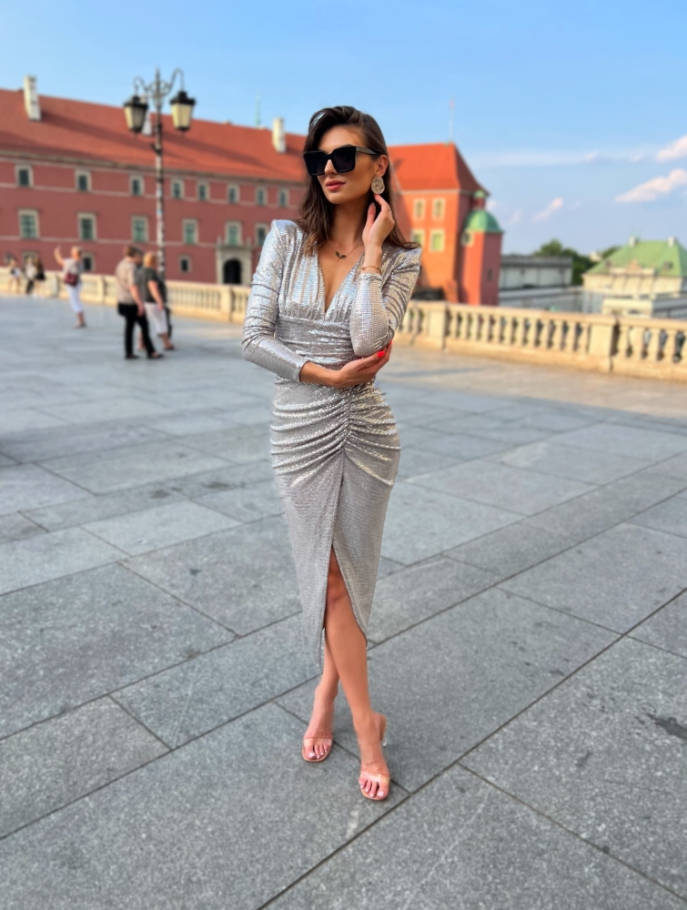 Srebrna połyskująca sukienka midi z rękawem o dopasowanym kroju Nicol by Swing  srebrna błyszcząca sukienka na imprezę wesele panienski sukieknka na wesele latem sukienka podkreślająca biust sukienka o długości za kolano