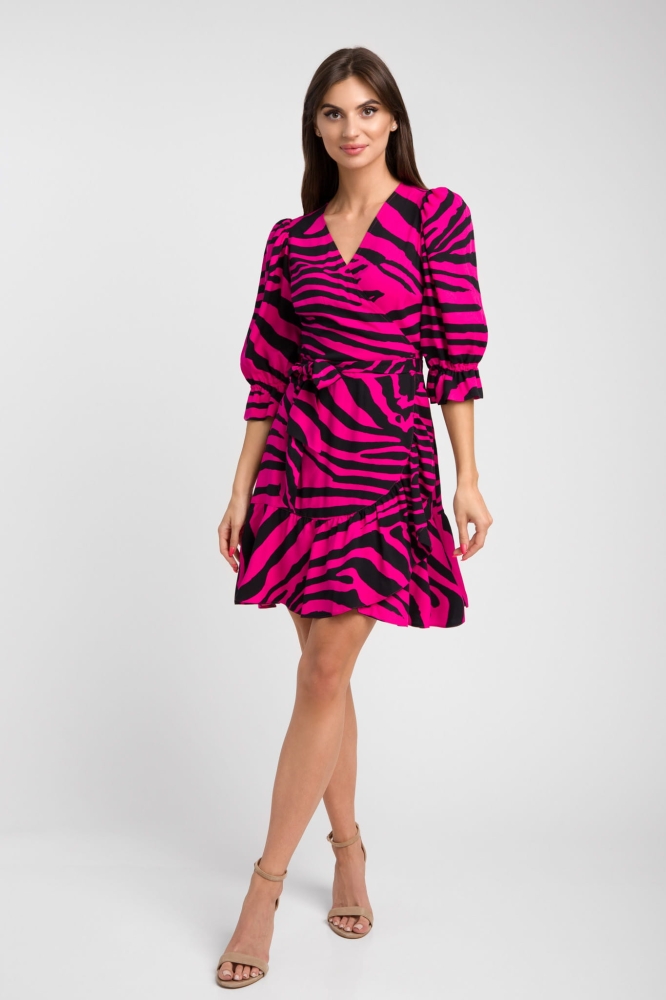 Kopertowa fuksjowa sukienka w panterkę z bufiastymi rękawkami i falbankami Sophia by Swing