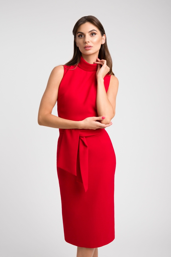 Elegancka dopasowana sukienka za kolano z półgolfem Tifany by Swing czerwona