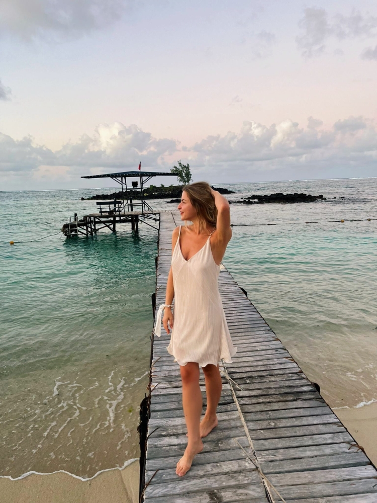 Kremowa plisowana sukienka z odkrytymi plecami Santiago by Swing