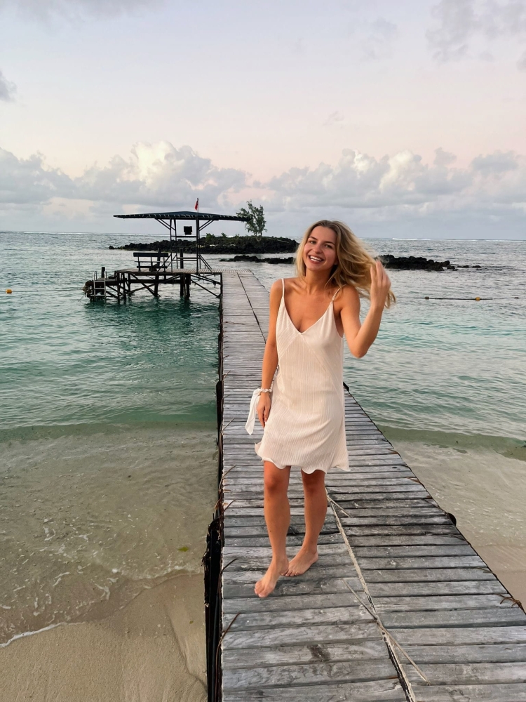 Kremowa plisowana sukienka z odkrytymi plecami Santiago by Swing