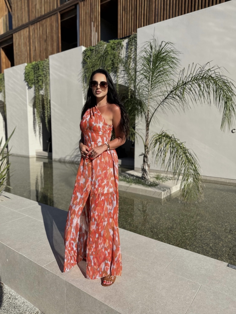 Zwiewna długa sukienka na jedno ramię w fantazyjny pomarańczowy print Bogna by Swing