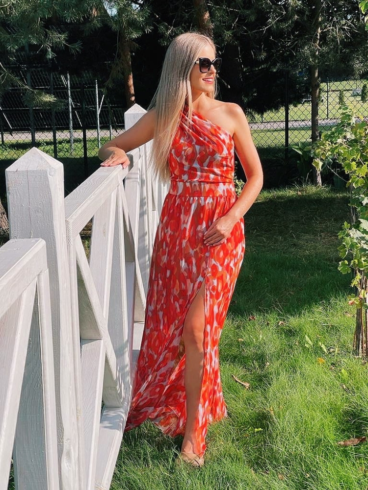 Zwiewna długa sukienka na jedno ramię w fantazyjny pomarańczowy print Bogna by Swing