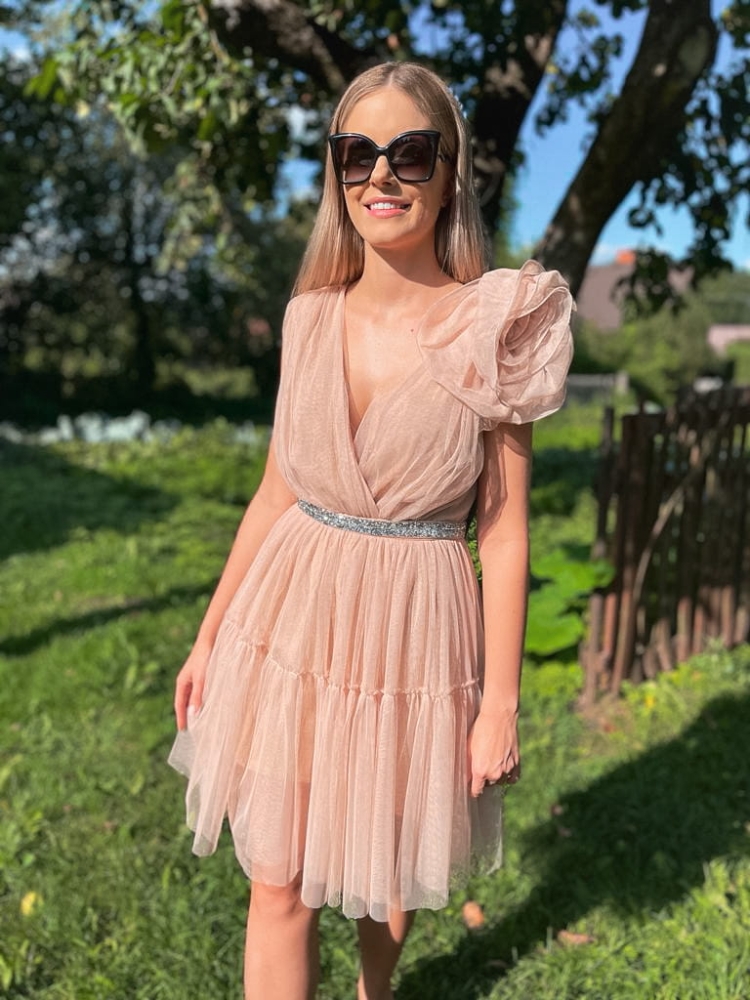 Tiulowa rozkloszowana sukienka mini  z ozdobną różą przy ramieniu  Charlie Swing