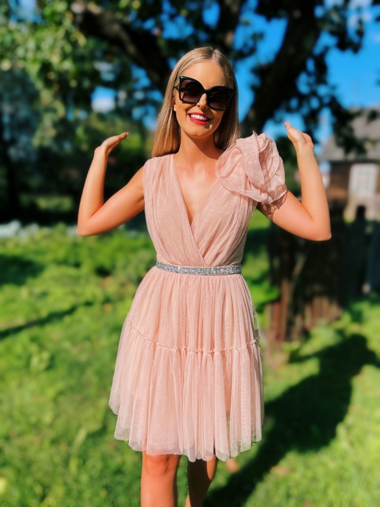 Tiulowa rozkloszowana sukienka mini  z ozdobną różą przy ramieniu  Charlie Swing sukienka z kwiatem broszką 3d