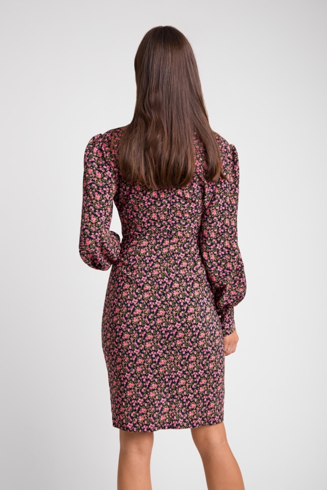 Ołówkowa sukienka z marszczonym dołem w różowe kwiaty Luiza by Swing