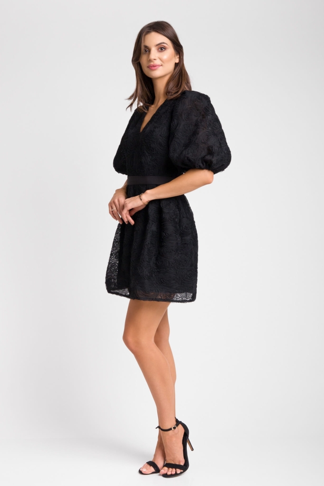 Czarna tiulowa lekko rozkloszowana sukienka mini z bufiastym rękawem w róże Nadine by Swing