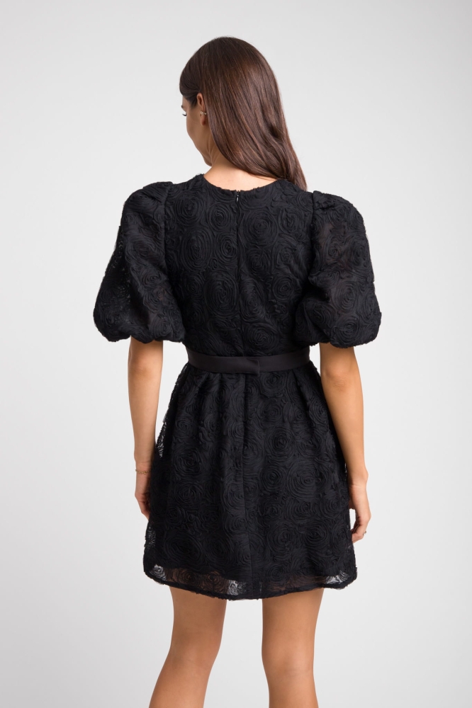 Czarna tiulowa lekko rozkloszowana sukienka mini z bufiastym rękawem w róże Nadine by Swing