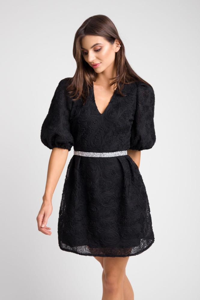 Czarna tiulowa lekko rozkloszowana sukienka mini z bufiastym rękawem w róże Nadine by Swing
