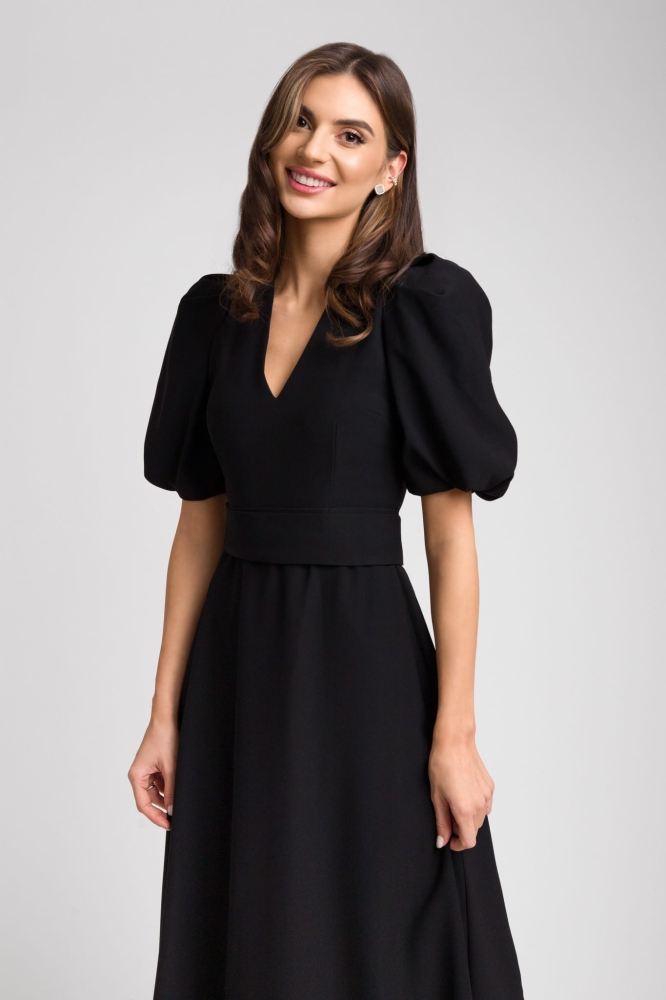 Czarna lekko rozkloszowana sukienka midi z bufiastym rękawem Icon by Swing