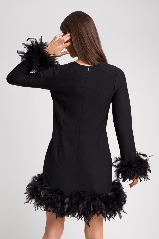 Czarna sukienka z długim rękawem i wykończeniem ze strusich piór Cayla by Swing