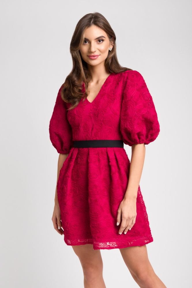 Bordowa tiulowa lekko rozkloszowana sukienka mini z bufiastym rękawem w róże Nadine by Swing