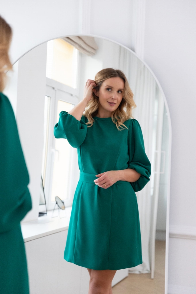 Zielona elegancka sukienka ze stójką Oriana by Swing