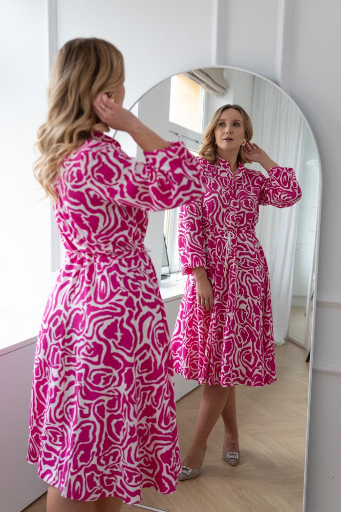 Wiskozowa rozkloszowana szmizjerka w amarantowy wzór Lea by Swing