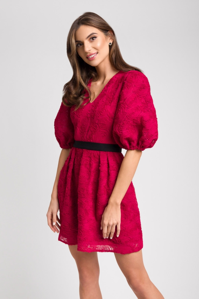Bordowa tiulowa lekko rozkloszowana sukienka mini z bufiastym rękawem w róże Nadine by Swing