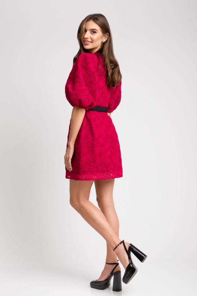 Bordowa tiulowa lekko rozkloszowana sukienka mini z bufiastym rękawem w róże Nadine by Swing