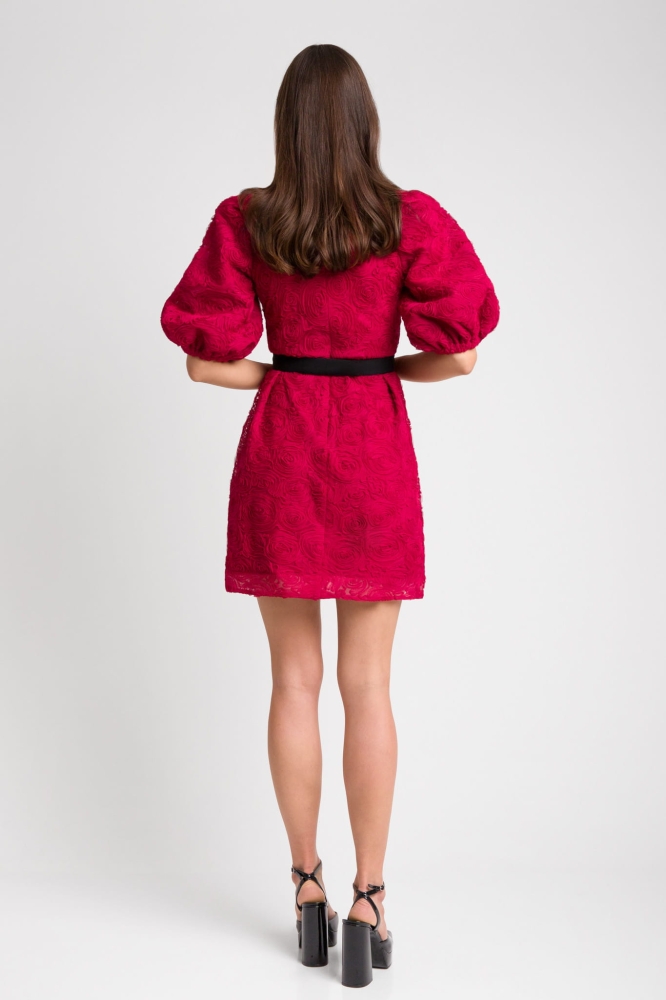 Bordowa tiulowa lekko rozkloszowana sukienka mini z bufiastym rękawem w róże Nadine by Swing