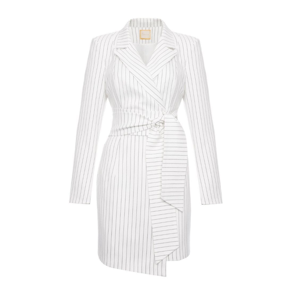Biała sukienka o kroju marynarki z paskiem w talii w cienkie paski Rocky by Swing