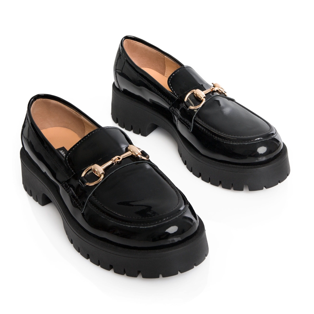 Czarne lakierowane skórzane mokasyny na grubej podeszwie ze złotą aplikacją