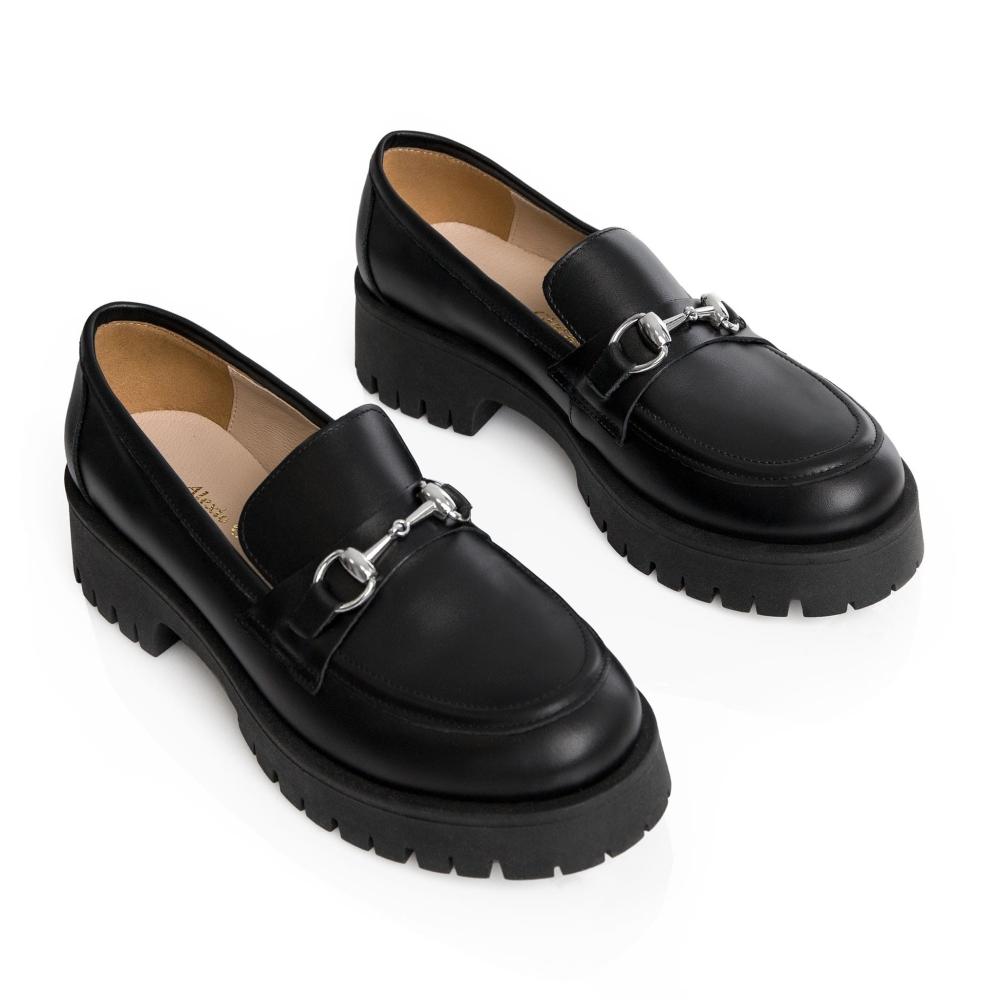 Czarne skórzane mokasyny na grubej podeszwie ze srebrną aplikacją