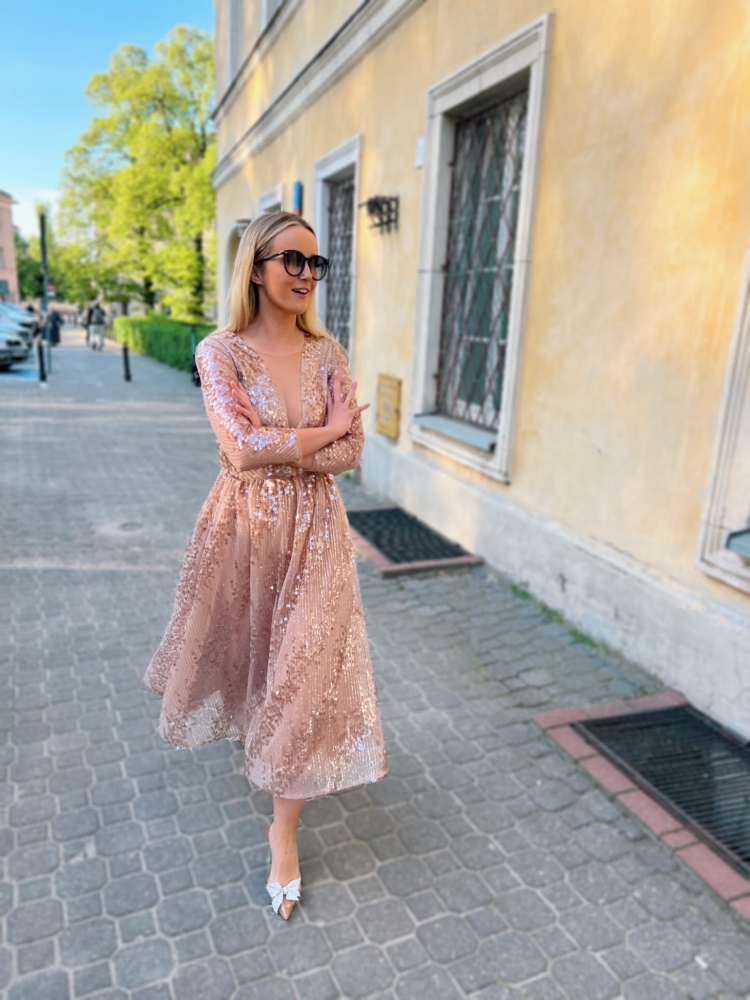 Złota połyskująca rozkloszowana sukienka midi wyszywana cekinami  Helena by Swing Rose Gold