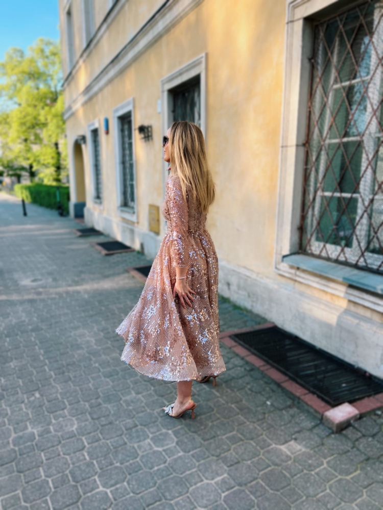 Złota połyskująca rozkloszowana sukienka midi wyszywana cekinami  Helena by Swing Rose Gold