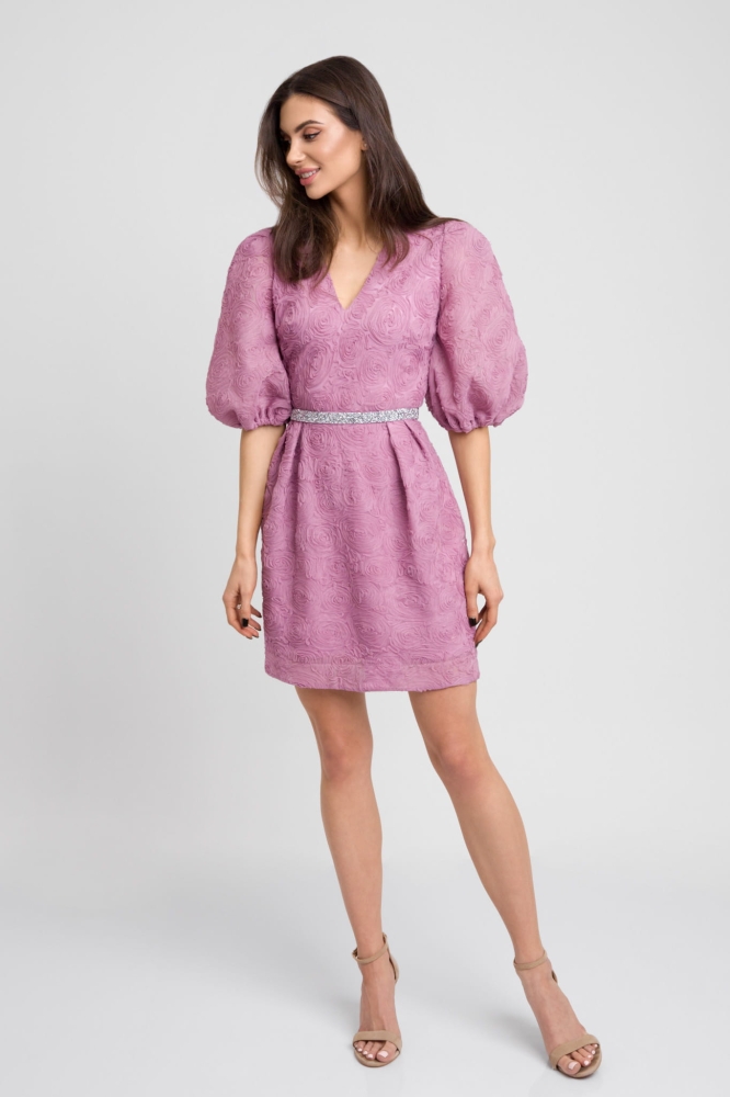 Wrzosowa tiulowa lekko rozkloszowana sukienka mini z bufiastym rękawem w róże Nadine by Swing