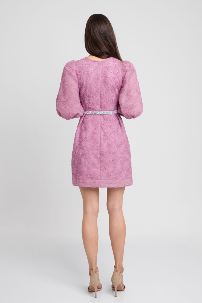 Wrzosowa tiulowa lekko rozkloszowana sukienka mini z bufiastym rękawem w róże Nadine by Swing