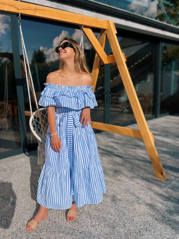 Niebieska sukienka midi hiszpanka w białe paski Poppi by Swing