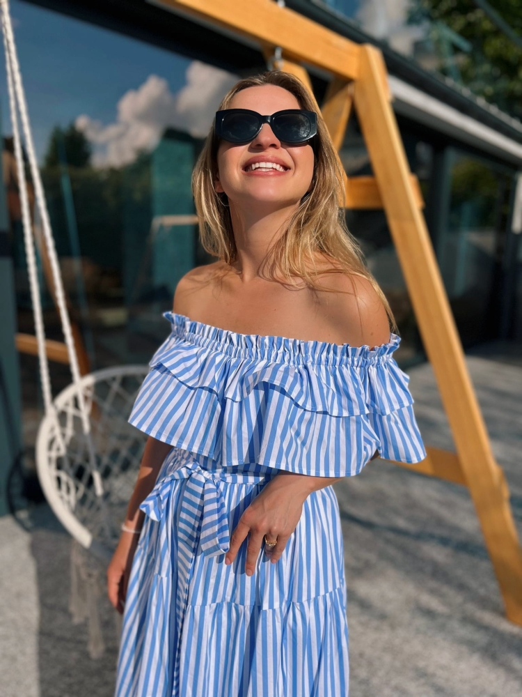 Niebieska sukienka midi hiszpanka w białe paski Poppi by Swing