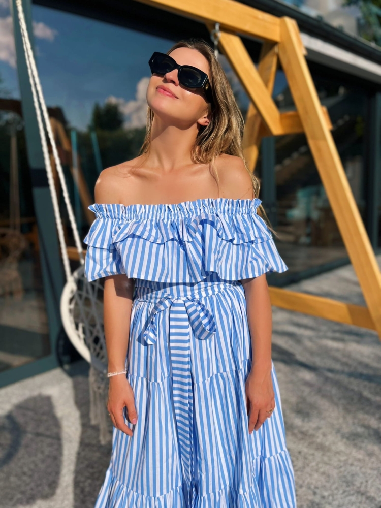 Niebieska sukienka midi hiszpanka w białe paski Poppi by Swing
