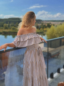 Beżowa sukienka midi hiszpanka z falbaną w białe paski  Poppi by Swing  