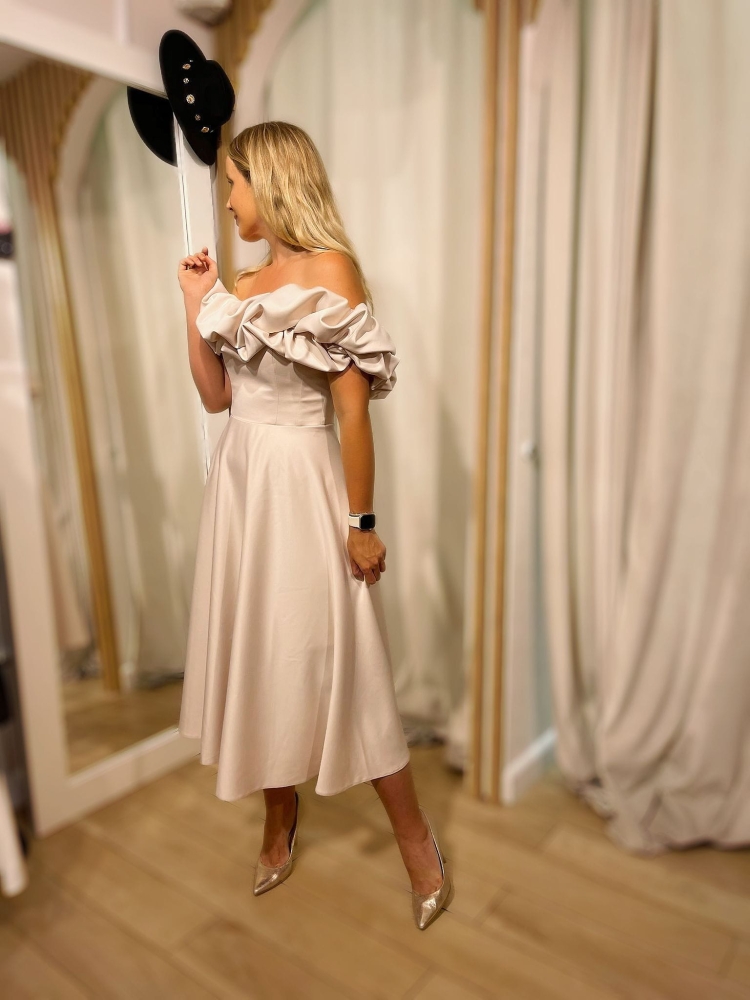 Beżowa rozkloszowana sukienka midi z hiszpańskim dekoltem ozdobionym falbaną Grace by Swing