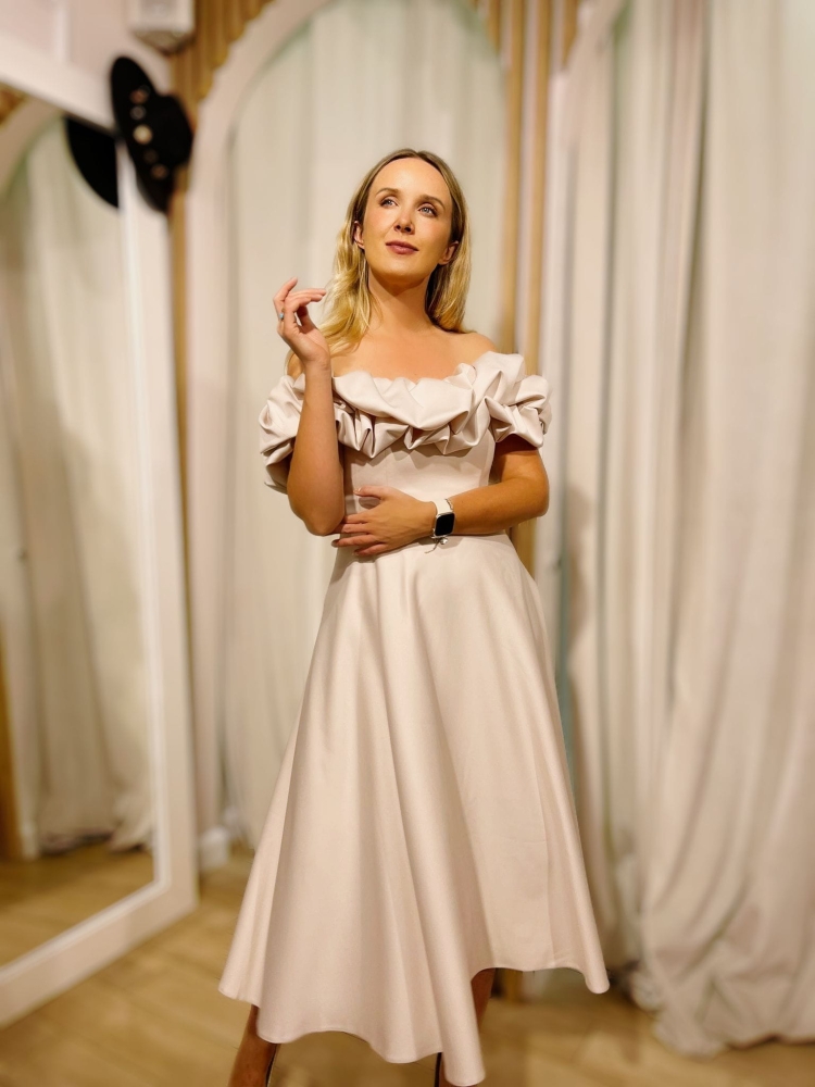 Beżowa rozkloszowana sukienka midi z hiszpańskim dekoltem ozdobionym falbaną Grace by Swing