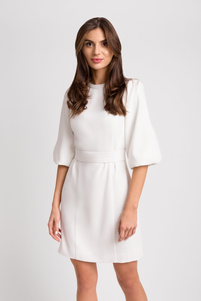 Biała elegancka sukienka ze stójką Oriana by Swing