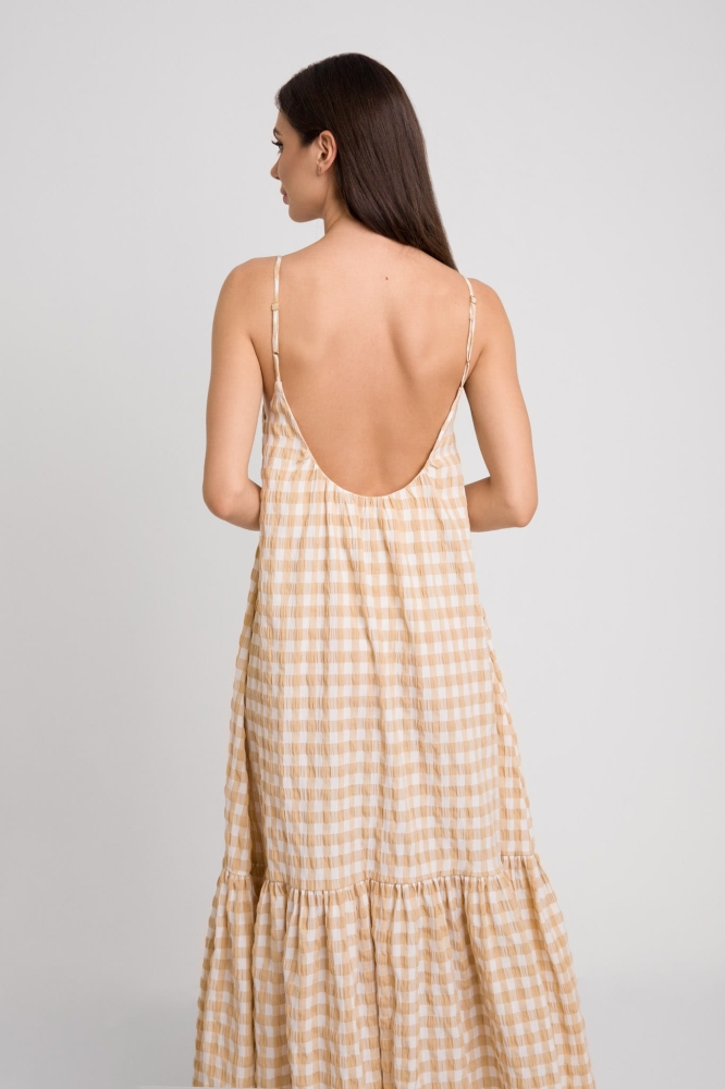 Długa sukienka na cienkich ramiączkach z odkrytymi plecami w biało beżową kratę Paradise