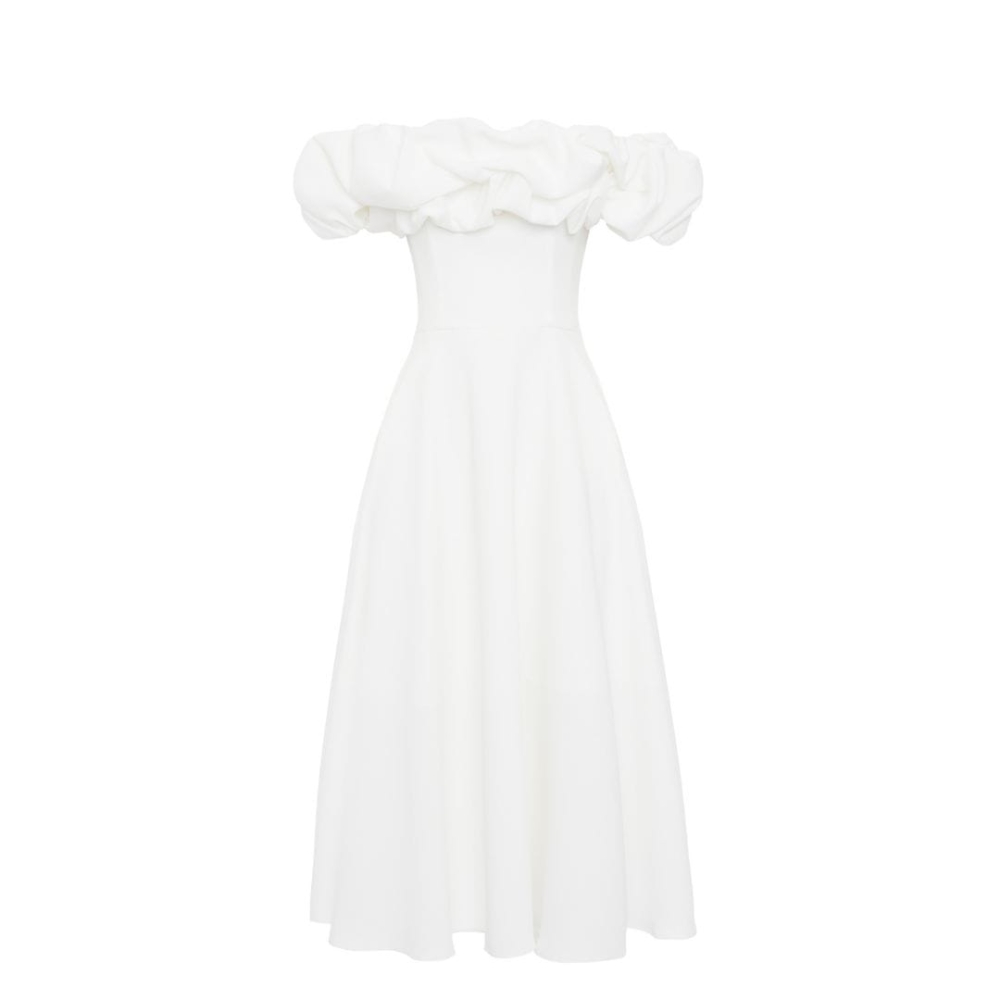 Biała rozkloszowana sukienka midi z hiszpańskim dekoltem ozdobionym falbaną Grace by Swing