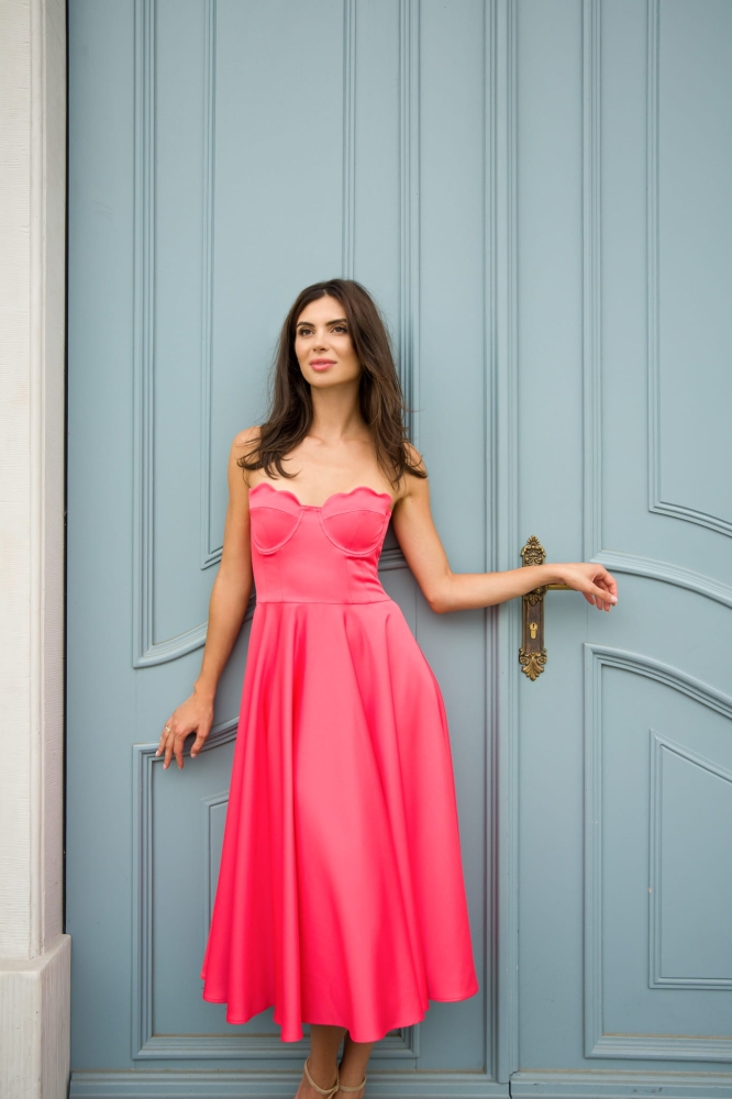 Koralowa satynowa rozkloszowana sukienka midi na gorsecie Flavia by Swing