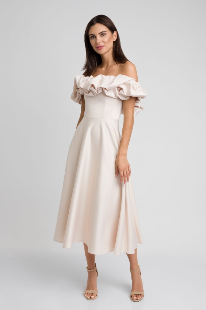 Beżowa rozkloszowana sukienka midi z hiszpańskim dekoltem ozdobionym falbaną Grace by Swing