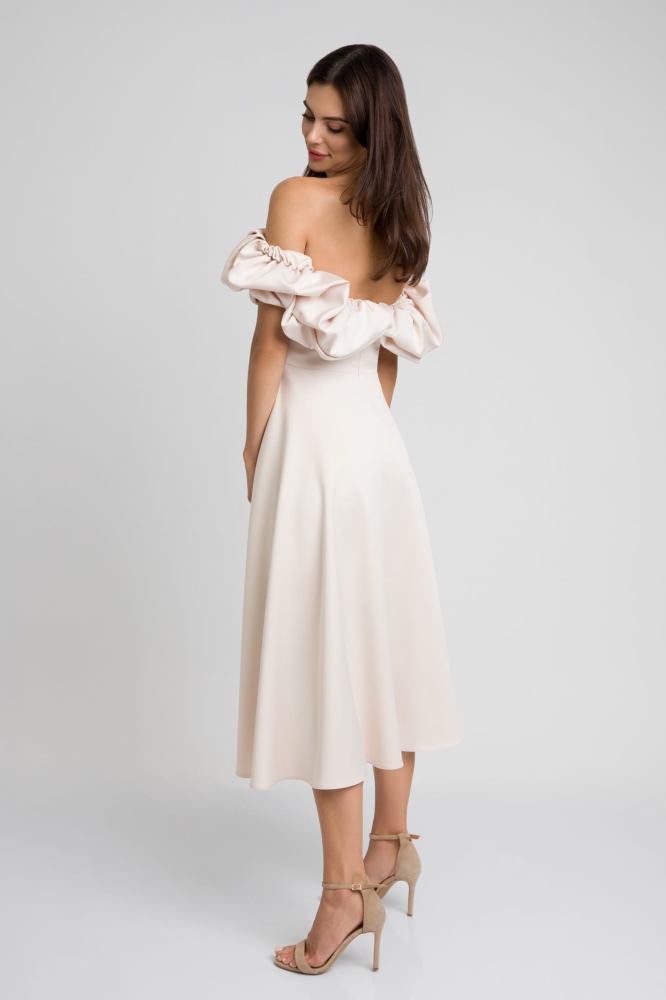 Beżowa rozkloszowana sukienka midi z hiszpańskim dekoltem ozdobionym falbaną Grace by Swing