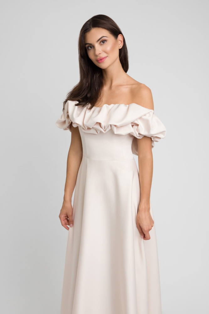 Beżowa rozkloszowana sukienka midi z hiszpańskim dekoltem ozdobionym falbaną Grace by Swing